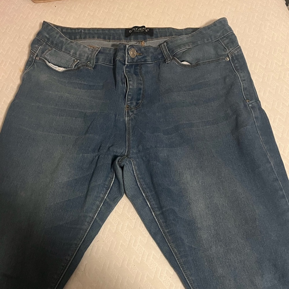 Basic blue jeans - Picture 2 of 4